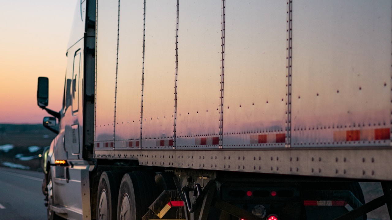 Illustration abstraite représentant un réseau de routes et de flux logistiques avec des points de connexion, en dégradé violet