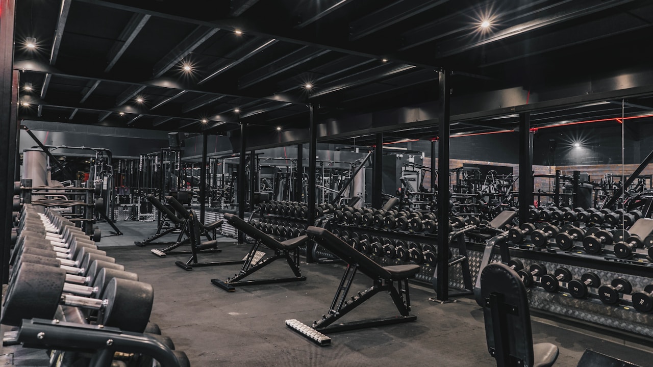 Illustration abstraite d'une salle de sport avec des flux de retours membres remontant vers un tableau de bord, en dégradé violet