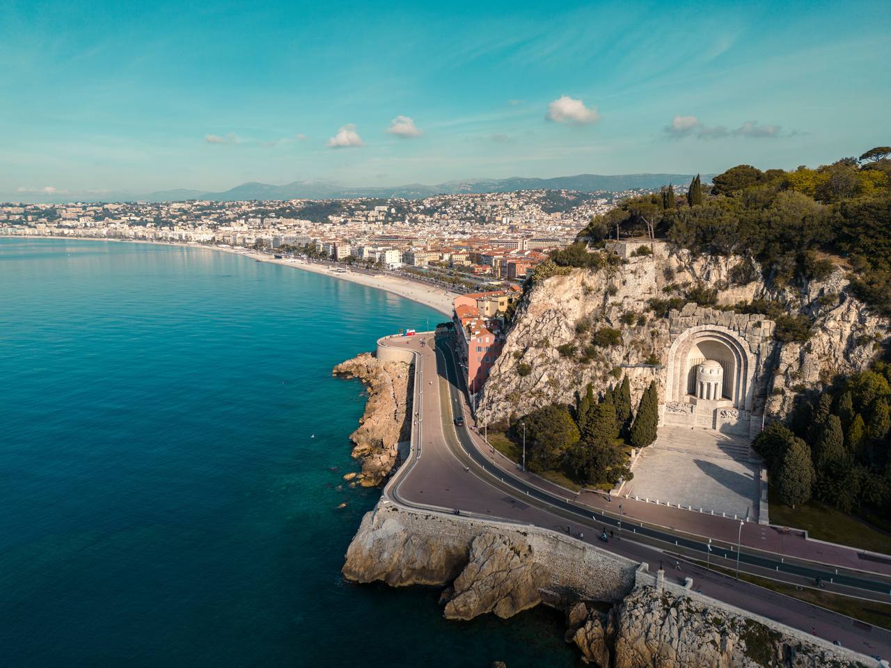 Vue aérienne de la Promenade des Anglais et de la baie de Nice, en Provence-Alpes-Côte d'Azur